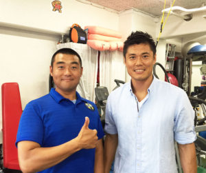 サッカー日本代表として活躍するゴールキーパーの川島永嗣（えいじ）選手（右）も今年6月に同ジムに来訪。「世界レベルのトレーニングを体感いただけます」と辻さん（同ジム提供）