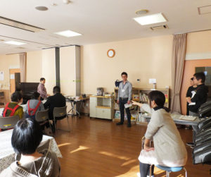 カフェの開催に向け、入念に準備を進めるようす。現場には、横浜市港北区福祉保健センターの担当者も立ち会った（下田地域ケアプラザ、2017年12月14日）