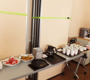 下田地域ケアプラザでの初回開催は200円。認知症カフェの料金はおおむね安価（数百円）に設定されているケースが多い