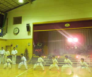 日吉南小学校で開催された「パートナーズフェスタ イン ひよみな」では、空手技の「型」と「板割り」を披露