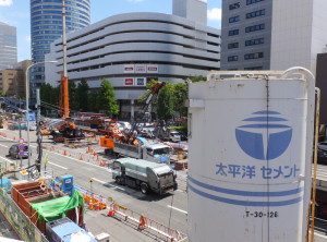 新横浜駅前の環状2号線では工事にともないずっと車線規制が行われている