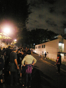 月夜の矢上キャンパスには、矢上祭のファイナルを飾る花火を待つ人々の長い列が