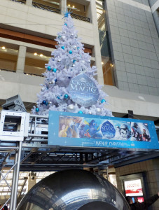 今年（2016年）東急電鉄はディズニー社とディズニーの4つのブランドをテーマとしたクリスマスプロモーションを11月1日から展開中で、スタンプラリーもその一環。日吉駅構内にもディズニー仕様のクリスマスツリーが出現