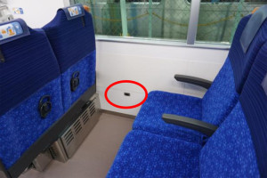 2人掛け座席の窓側にはコンセントが設けられる（西武鉄道ニュースリリースより＝PDF）