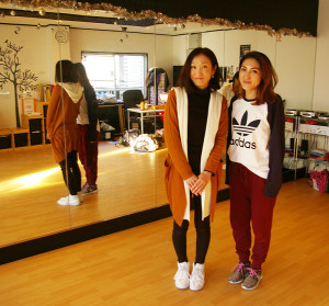 横浜BABY HIPHOP STUDIO（ベビーヒップホップスタジオ）代表のAKIさん（左）と、店長として運営を支えるMAYUさん（右）。2015年に大倉山駅2分とさらに駅から近い場所に移転以降、このスタジオの運営を支えあってきた