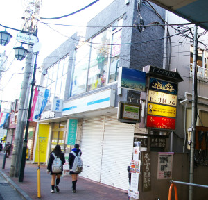 大倉山駅から徒歩2分。駅前商店街のレモン通り沿いにスタジオはある（SIビル2階）