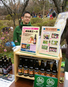 前年に採れた池谷さん家の綱島の桃を使用したビールを限定販売！（2016年の販売の様子）