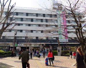 JR蒲田駅（東口）は東急と直結しており、羽田空港への路線バスも発着している