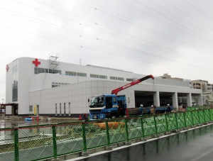 7月2日の開所へ向けて工事が進む大豆戸町（港北警察署となり）の日本赤十字社「神奈川県赤十字血液センター」