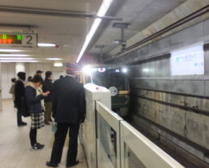 日吉本町駅に12時44分発のグリーンライン10周年記念装飾列車が初めてやってきました