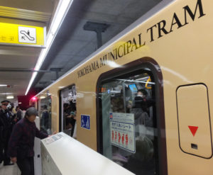 横浜市電を想わせる列車の到着に驚きが。車内では記念列車運行についてのアナウンスも