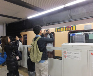 日吉駅では多く撮影する人々が見られました