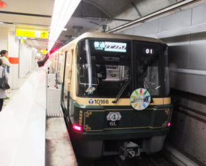 2021年に横浜市交通局は100周年を迎えることもあり、この1編成のみのラッピング列車は4年間は運行予定とのこと。出会える幸運、楽しみにしたいものです