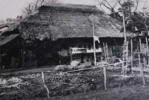 小島さんが生まれる前の旧小島家（推定：昭和20～30年頃、小島英佑さん提供）。当時はのどかな農地が多かった
