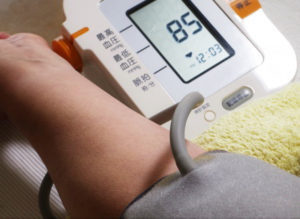 血圧は自分自身で測れるが、糖尿病、脂質異常症は、血液検査をしないと見つけることができない（写真はイメージ）