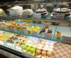 二代目パティシエ・木虎俊夫さんが作るケーキは、添加物を使用せず、甘さを抑えたオリジナル・ケーキとして、日本全国から通販でのオーダーも入るという