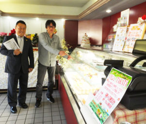 読売センター高田NTからの新聞も届く同洋菓子店の利用を、乙幡さん、伊東さんも呼び掛ける。あす（12月）15日（土）朝には、同店前で恒例となったマルシェの開催も予定