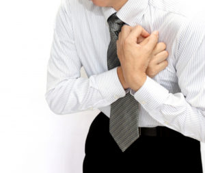 胸のドキドキをいつもより強く感じる時、そこには病気が隠されていることも。脈拍数が1分間に150回くらいかそれ以上ある場合、またリズムが乱れている場合は早めに専門医の受診を（写真はイメージ）