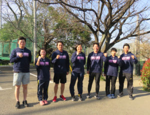 第12回桜スポーツフェスタ実行委員会の皆さん。慶應義塾体育会に所属している。会場となる下田グラウンドの駐車場、シンボルとなる桜の木の前で（3月20日）
