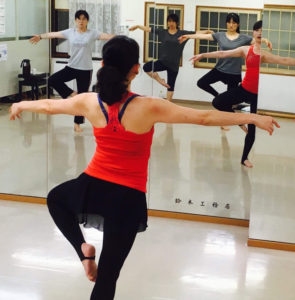 「バレトン教室」レッスンの様子（河野あすかさん提供）。「バレトン」の「バレ」はバレエ、「トン」は身体の筋肉を整えるという意味の造語で、ニューヨークのバレエダンサーによって作られたプログラム。日本では2007年からプログラムを始動したとのこと（リンク・引用はバレトンジャパンのサイト）