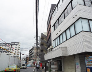 新綱島駅建設中の場所（左）は2015年まで日帰り温泉施設の「東京園」が営業していた。正面奥が綱島駅方面、右が福島ビル
