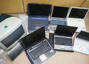 今回、引き取り処分を依頼した7台のパソコン。ブラウン管を含むテスクトップ型や、法人が使用していた液晶モニター、インクジェットのカラープリンター、レーザープリンターについては産業廃棄物（有料）としての処理になる