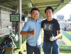 同施設で開講している「キッズゴルフ」インストラクター加藤裕明さん（右）と相原さん。ゴルフの「見える化」「エンタメ化」にも寄与するトップトレーサー・レンジを楽しんでもらいたいと意気込む