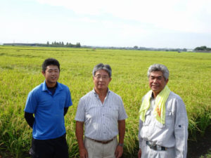 茨城県筑波山麓で有機栽培米を育てる来田雅彦さん、諒さんと（2019年9月、角屋商事株式会社提供）