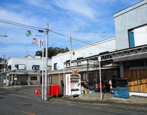 高田駅1番出口からから徒歩約4分の「マル正ストアー」の向かって右奥の一角に「ほっぷ」はある