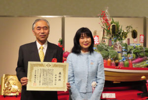 「港北区の魅力発信」ジャンルのアドバイザー・平井誠二さん（左）は、今年（2020年）の港北区新年賀詞交換会で港北区民表彰を受けた。栗田るみ港北区長と（1月5日）
