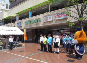 綱島で昨年6月に行われた「特殊詐欺撲滅（ぼくめつ）合同キャンペーン」でも企画段階から中心メンバーとして協力（右列左から2人目が佐藤さん）