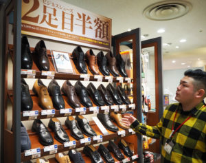 ビジネスシューズの品ぞろえの充実もはかる。日吉東急アベニュー店では、靴に「自分らしい」こだわりを持った来店客が多いという