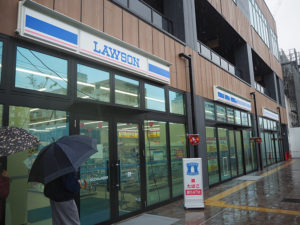 雨が降るあいにくの天候の中、オープンしたローソンSOCOLA日吉店