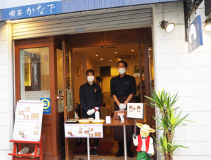 5月18日から新たにテイクアウト営業をスタートした「喫茶かなで」。同社が経営する「WWYレッスンスタジオ」バイオリン講師の菊地理恵さん（左）、菊地広一郎さん
