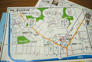 チラシの表面（下半分）では、地図で会員店舗の紹介も。3月20日に予定していた「綱島駅リニューアルイベント」（開催中止）で折り込む予定だった