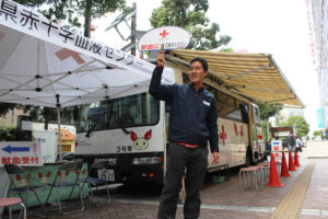 街頭での献血会場でも協力を呼びかけている（神奈川県赤十字血液センター提供）