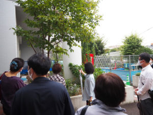 「ガーデニングクラブ」が活動を行う綱島地区センターの花壇の見学も行った