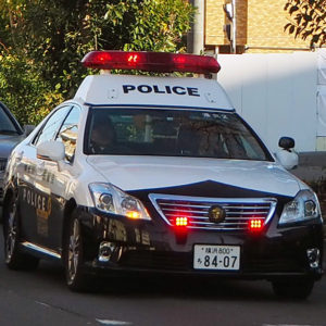 区内を警戒する港北警察署のパトカー（写真はイメージ）