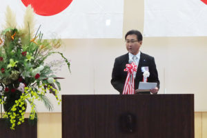 横浜市教育委員会から北部学校教育事務所の萩原淳所長が来訪し、祝辞を述べていた 