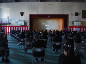 6年生による「在校生のことば」が壇上で披露されたのち、綱島小学校の現在の様子を映像で紹介。在校生が日々元気に過ごす様子があふれ、未来に向けての70周年のお祝いメッセージも熱く込められていた