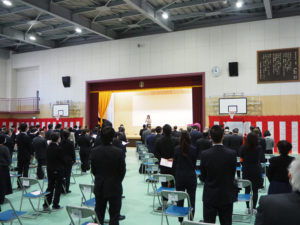 最後に綱島小学校の校歌を「なかよくつよく糸杉も」と唱和。ピアノ伴奏は実行委員会副会長の榊原真純さんが担当した