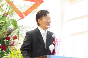これまで学校の運営に対し功績があった故・岩崎泰治さん、故・程木邦海（くにみ）さん、そして実父で50周年式典時に実行委員会会長だった故・猿渡茂さんへの感謝の言葉を述べた