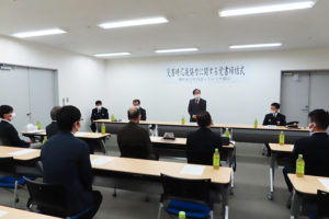 トレッサ横浜の会議室で締結式が行われた。締結への想いを語る小泉会長