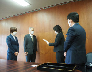 玉置校長から、横浜市教育委員会からの感謝状が手渡された