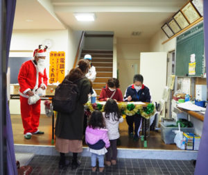 「クリスマス」ムード一色に染まったいつもの大曽根会館が、スタンプラリーを終えた子どもたちやその家族を優しく出迎えていた