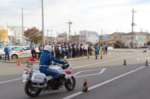 日吉自動車学校で行われたウーバーイーツ（UberEATS）主催、神奈川県警と港北署により行われた「二輪車講習」の一コマ。横浜市と川崎市エリアの配達員が多いことから、休校日だった日吉自動車学校で開催することになったという