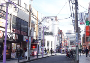日吉駅西口の商店街では、ほぼ日常的に“面”としての「緑」が見られない状況が続いてきた（日吉中央通り、2021年1月）