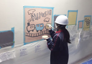 箕輪町に新たに生まれる「地下道」へのイラスト描きに日吉台中学校美術部の1、2年生が挑戦した（港北区提供）