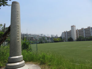 ラグビー場には「日本ラグビー蹴球発祥記念碑」がある（‎2019‎年‎5‎月）