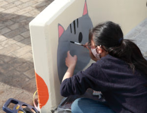広さ1万3000平方メートルと、東京ドームのグランド1個分ほどの面積を持つ「想い出の」師岡町公園で、公園を「明るく」するためのイラスト描きに地元小学生たちがチャレンジした（3月4日）
